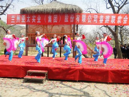 亞太集團(tuán)歡聲笑語(yǔ)春游聯(lián)歡 團(tuán)結(jié)一心共謀發(fā)展